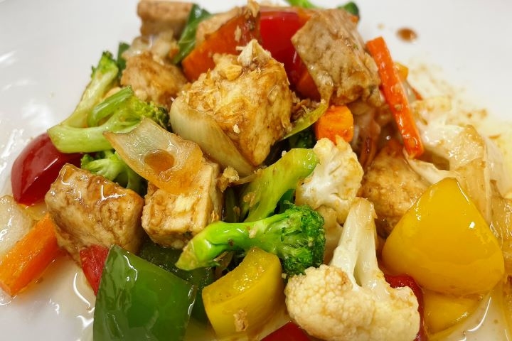 Pad Tofu Namman Hoi - Sauté de légumes frais avec du tofu et sauce d&#39;huître